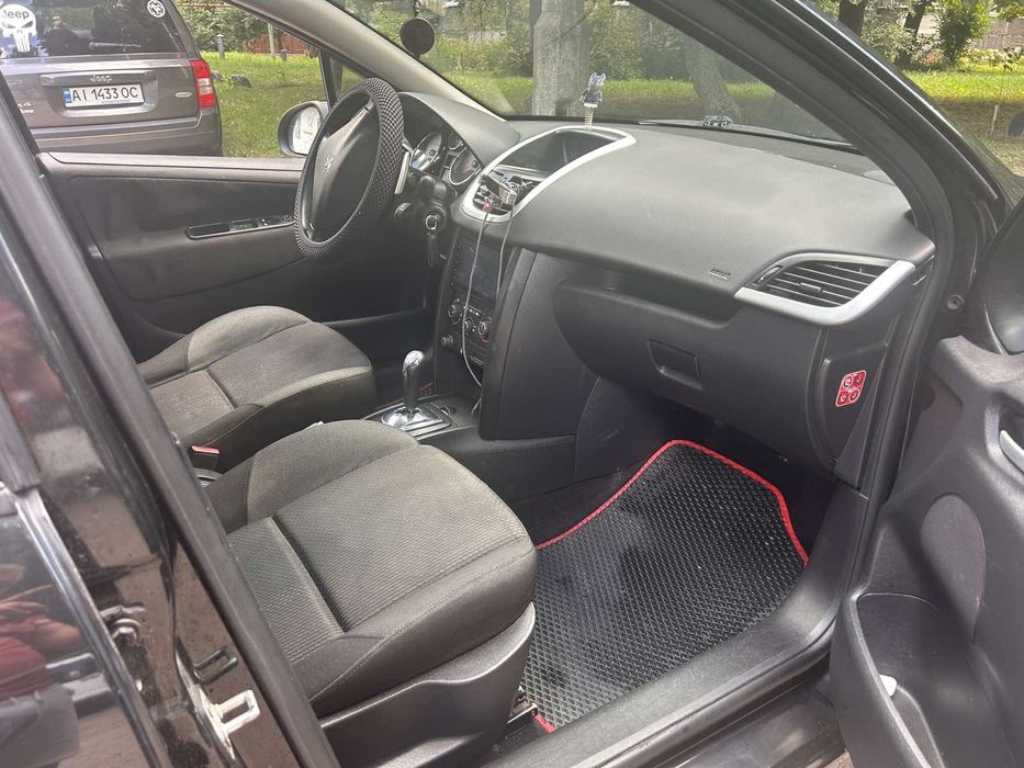 Продам PEUGEOT 207  2010 рік