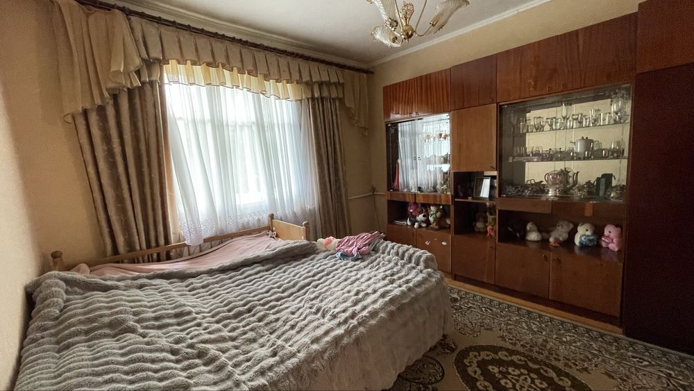 Продається будинок з літньою кухнею та великою ділянкою