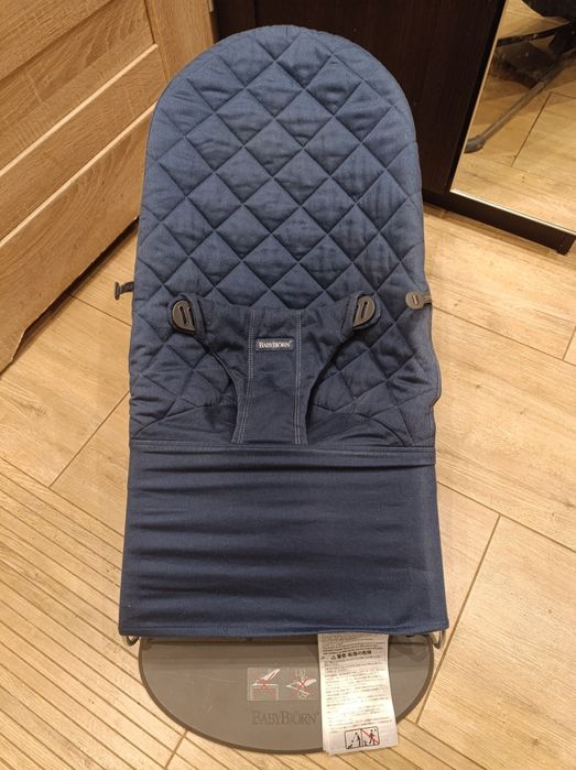 Leżaczek BabyBjorn granatowy super stan