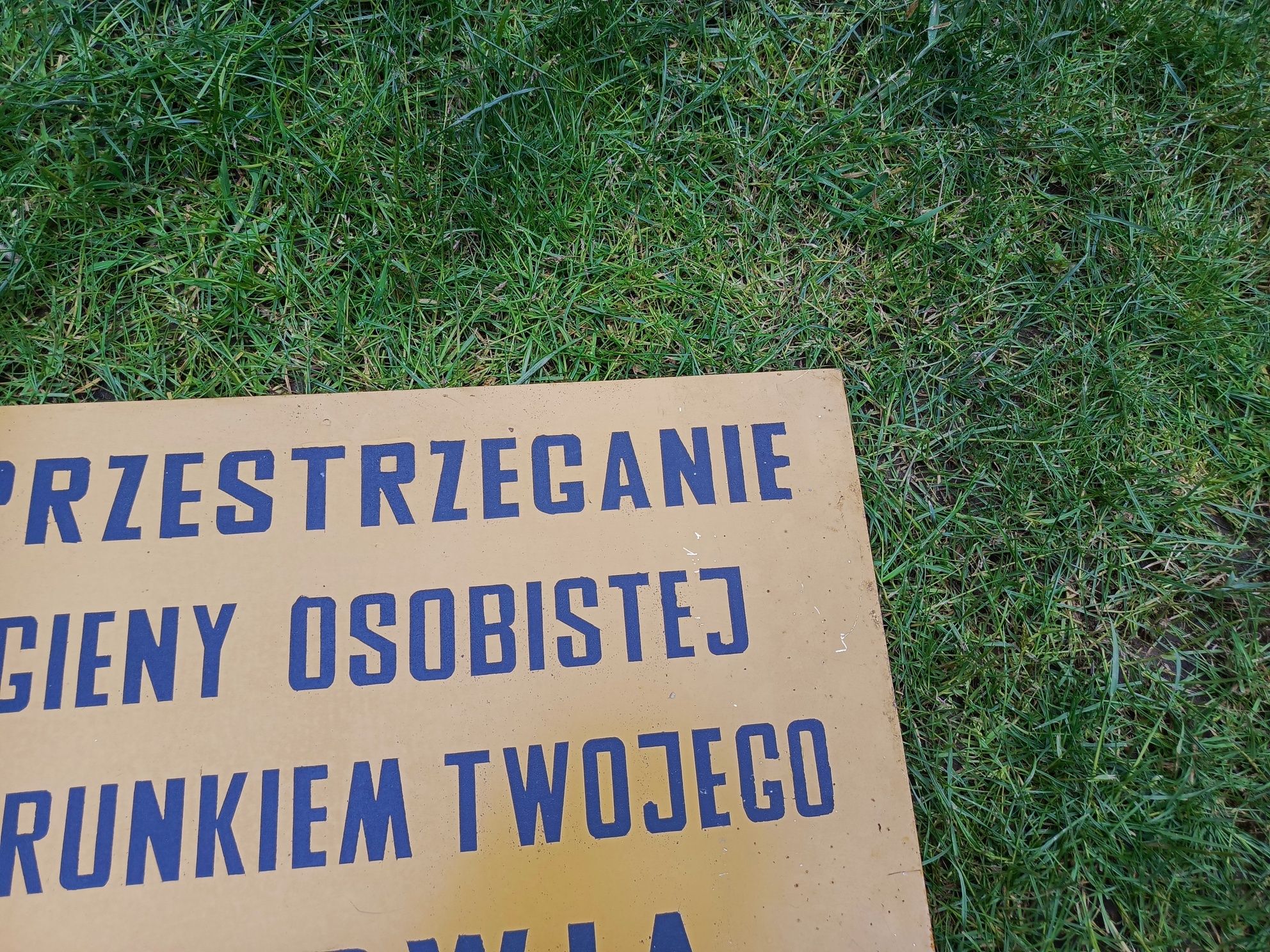 Stara metalowa tablica z PRL-u