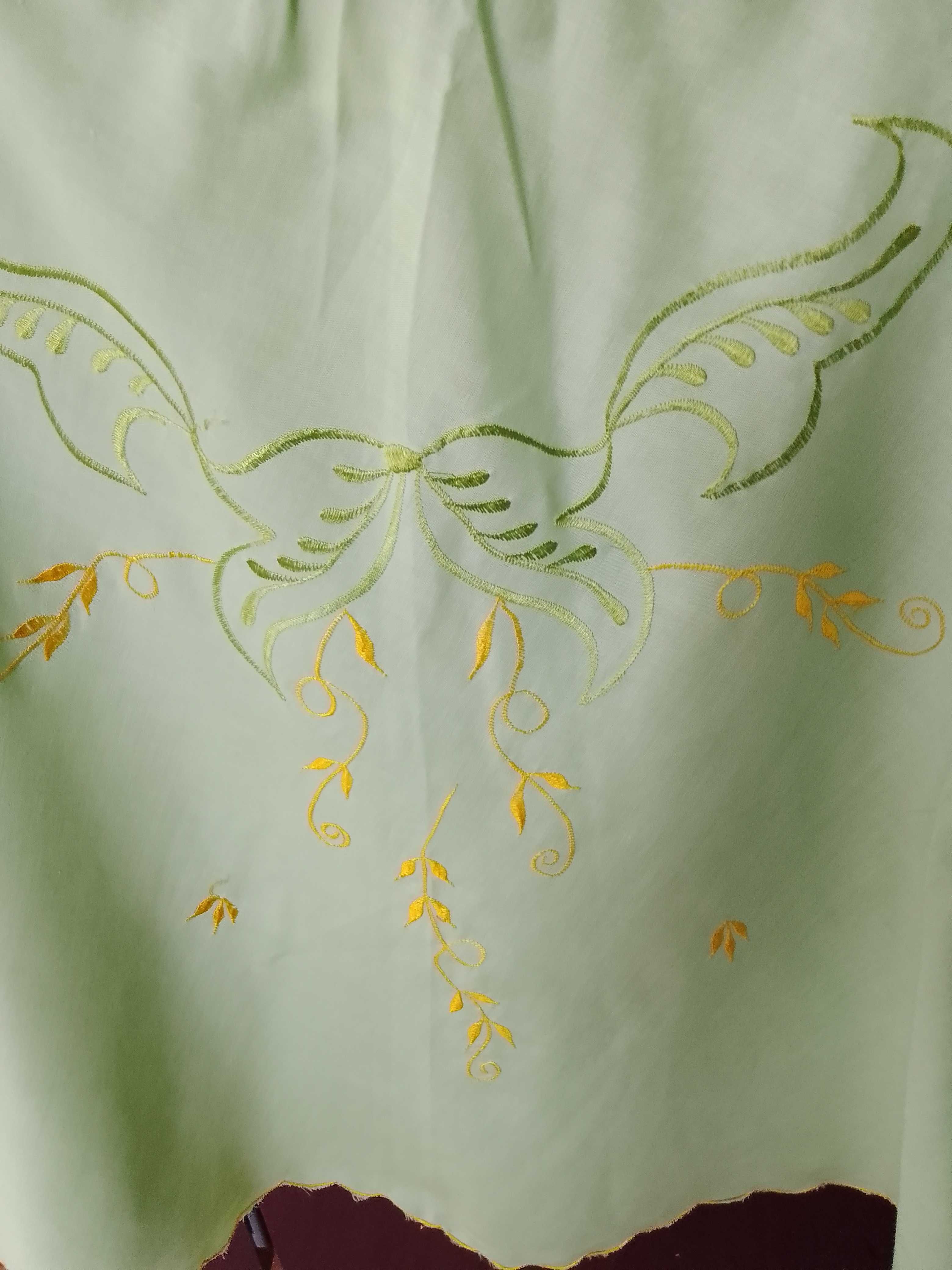 Letnia zielona bluzka z haftem