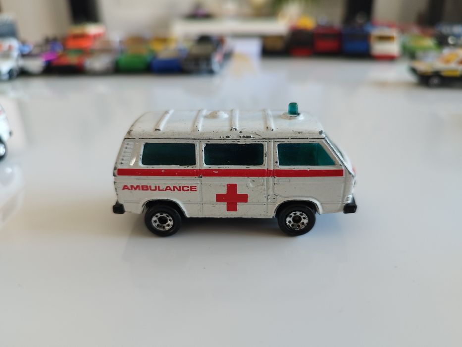 Stary matchbox volkswagen T3 ambulance
