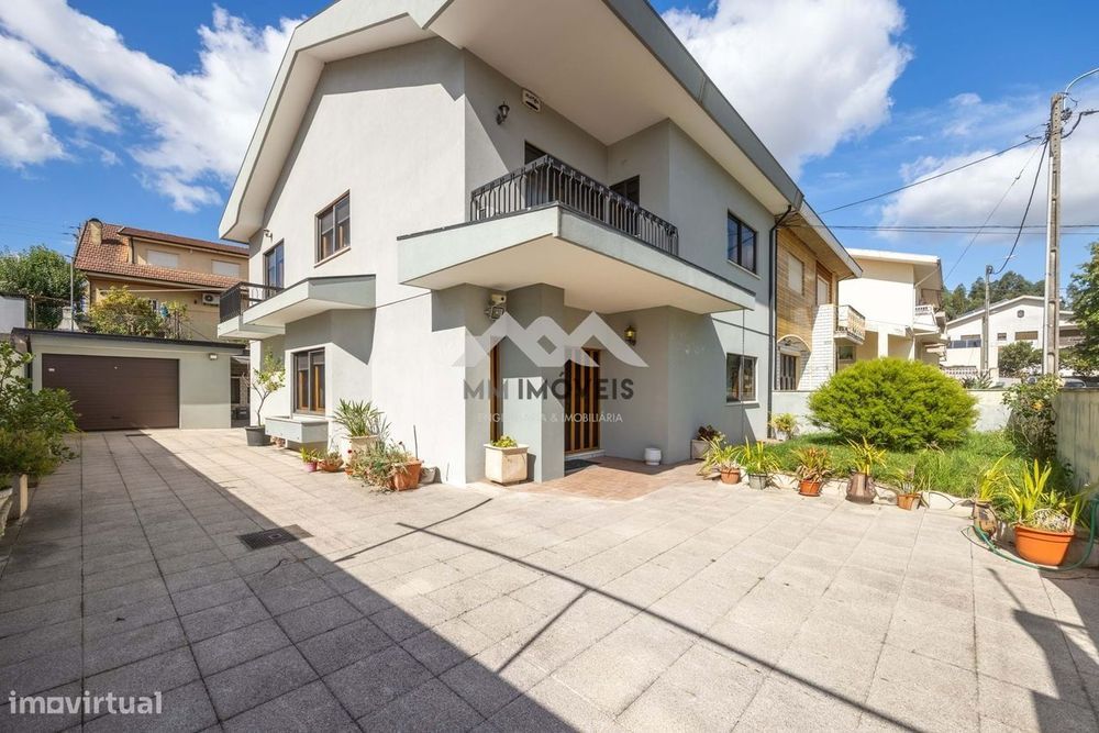 Moradia T5 | 3 Frentes | Terraço | Box | Jardim | Excelentes Áreas
