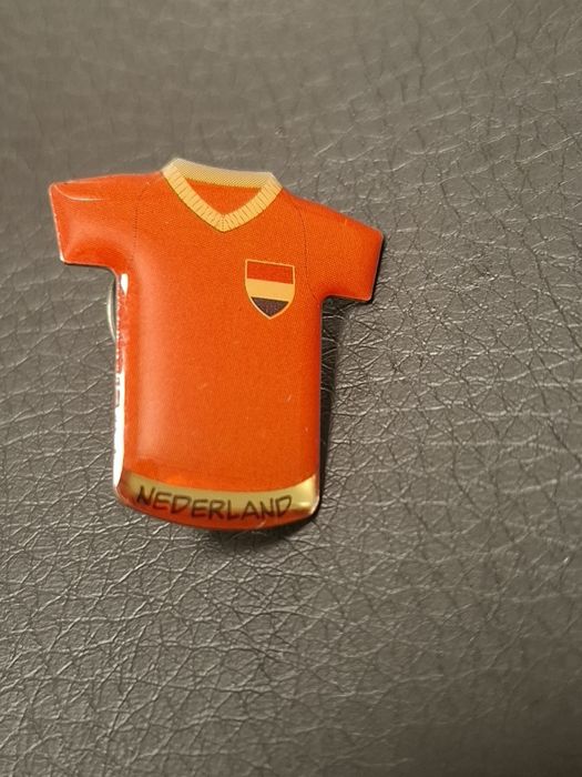 Przypinka, odznaka,w kształcie koszulki sportowej. Holandia