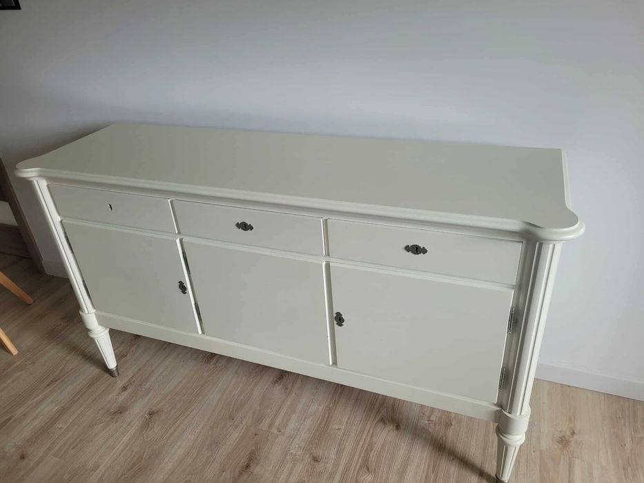 Zestaw mebli komoda, stół, krzesła