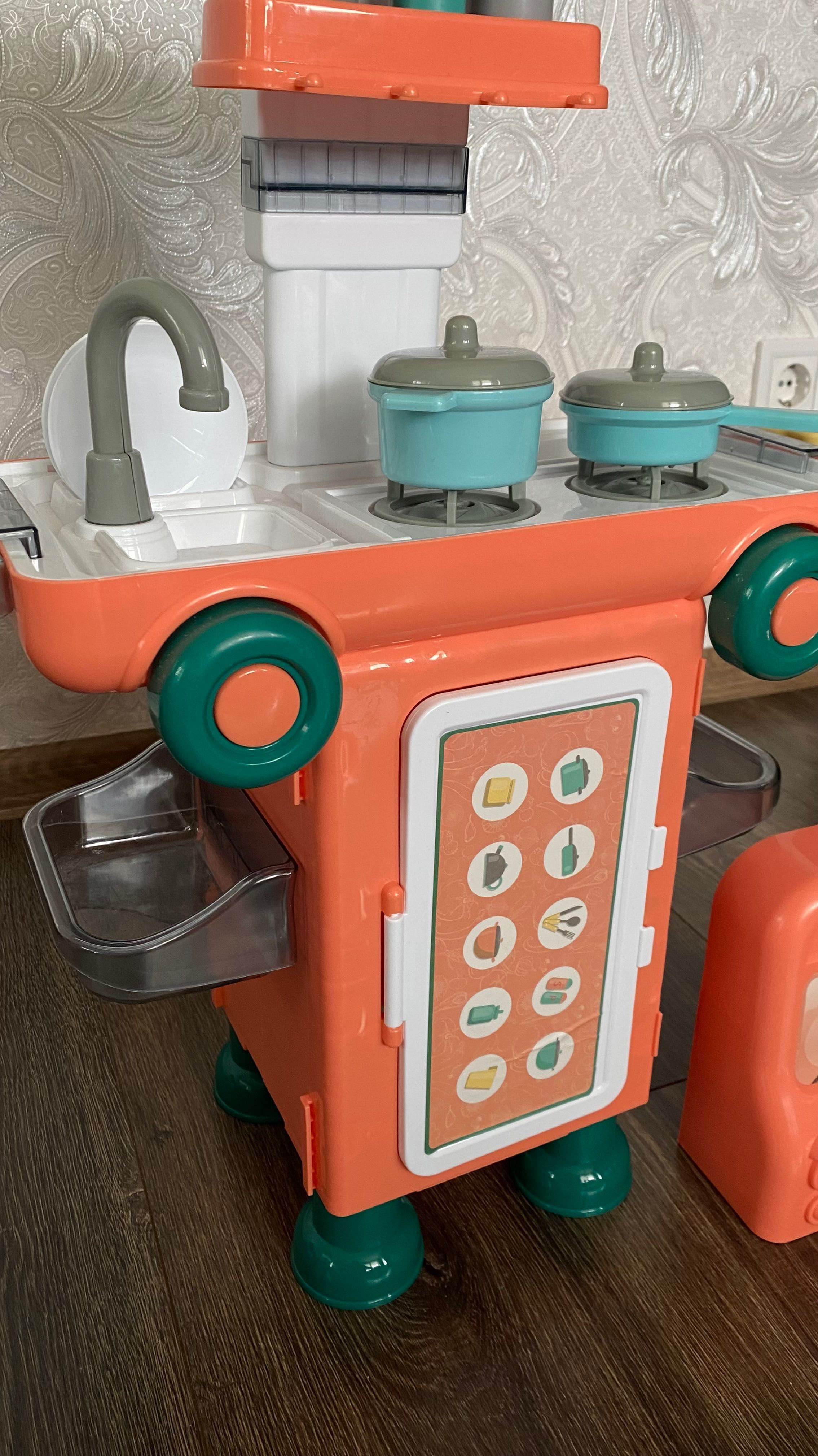 Дитяча кухня складається в машинку