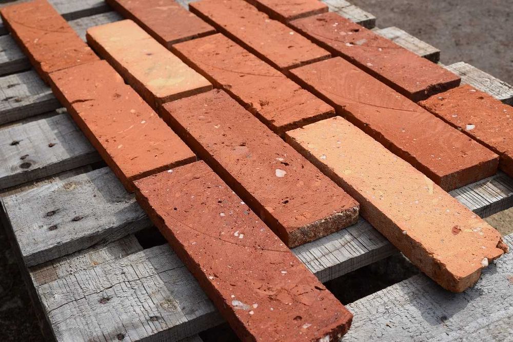 Stara cegła rozbiórkowa środek Płytki z cegły rozbiórkowej klinkier