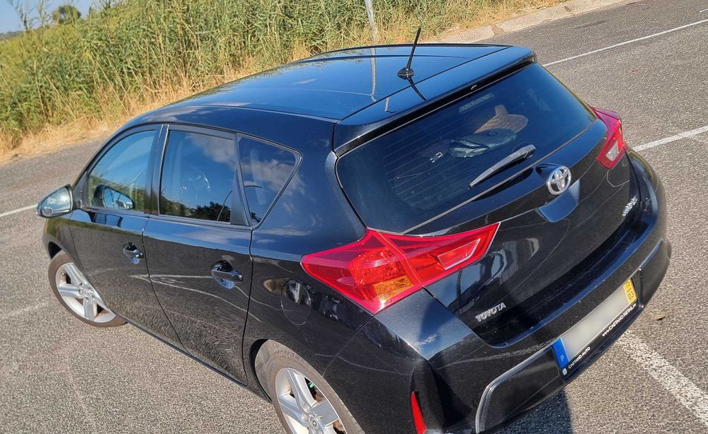 Toyota Auris 1.4D Comfort Pack Sport 2015: muito económico e só 1 dono