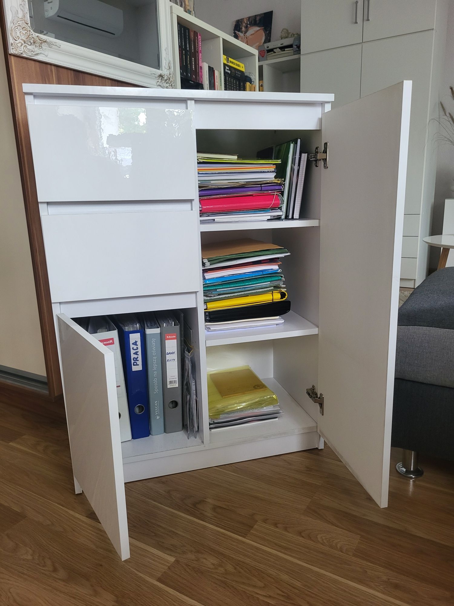 Biała szafka z szufladkami