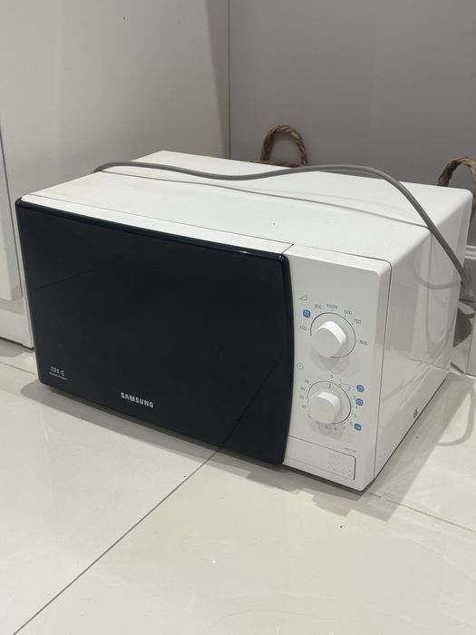 Мікрохвильова піч SAMSUNG ME711KR