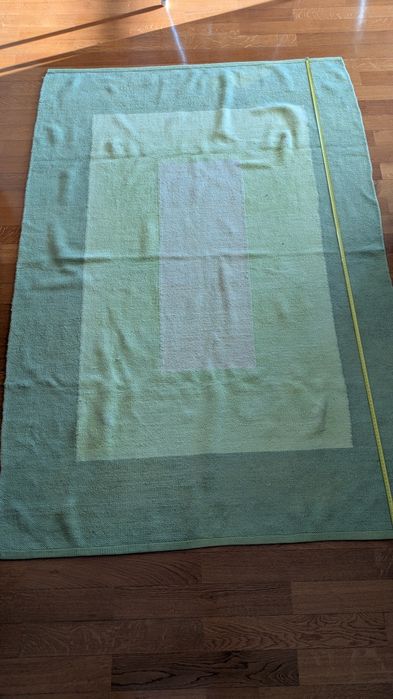 Tapete verde em bom estado