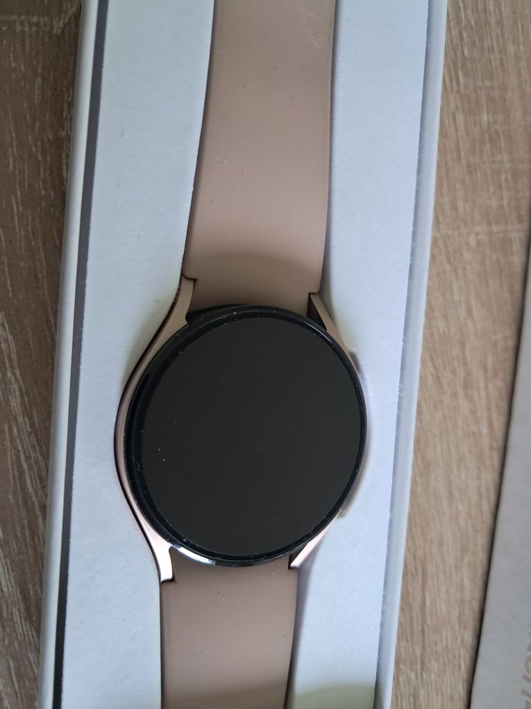 Smartwatch Samsung Galaxy Watch 4 z folią ochronną