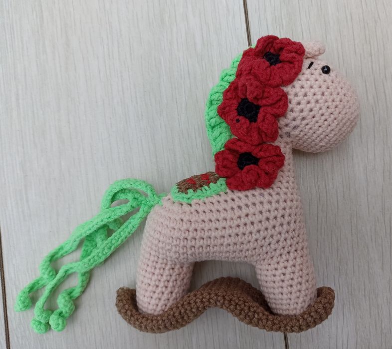 Дитяча іграшка в'язана гачком