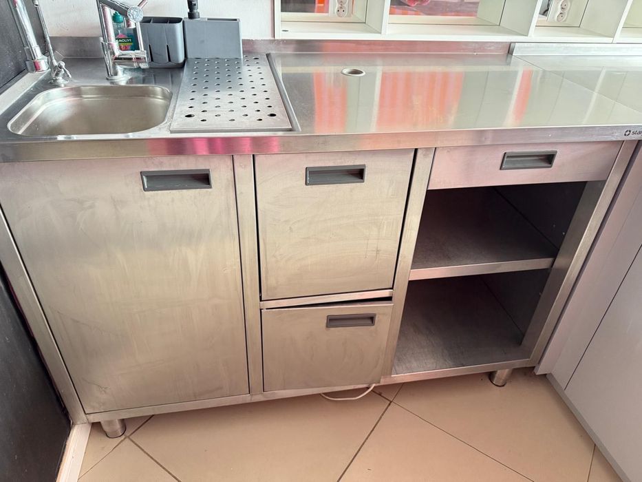 Stół pod ekspres do kawy z ociekaczem Stalgast z dużą baterią w cenie