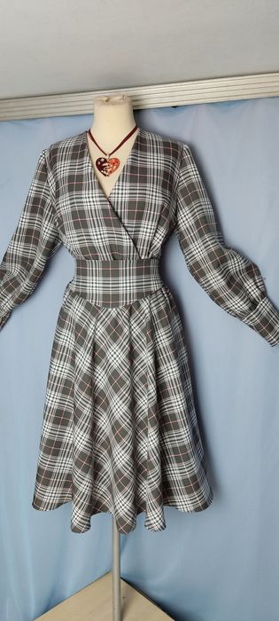 Sukienka  w kratkę  midi, rozmiar uniwersalny 638/40/42.