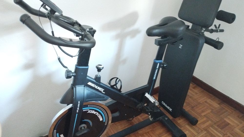 Bicicleta ergométrica e banco academia