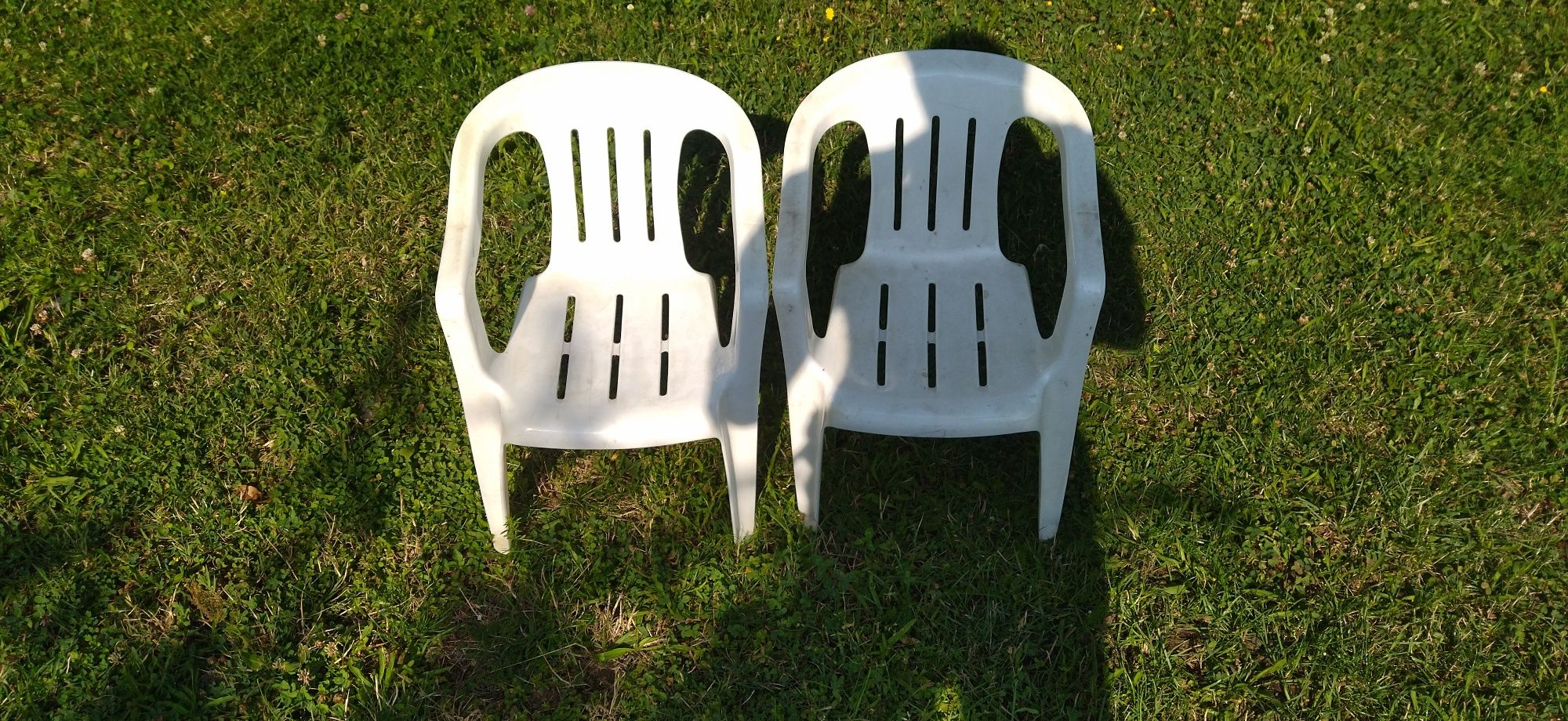Dwa krzesełka paltikowe