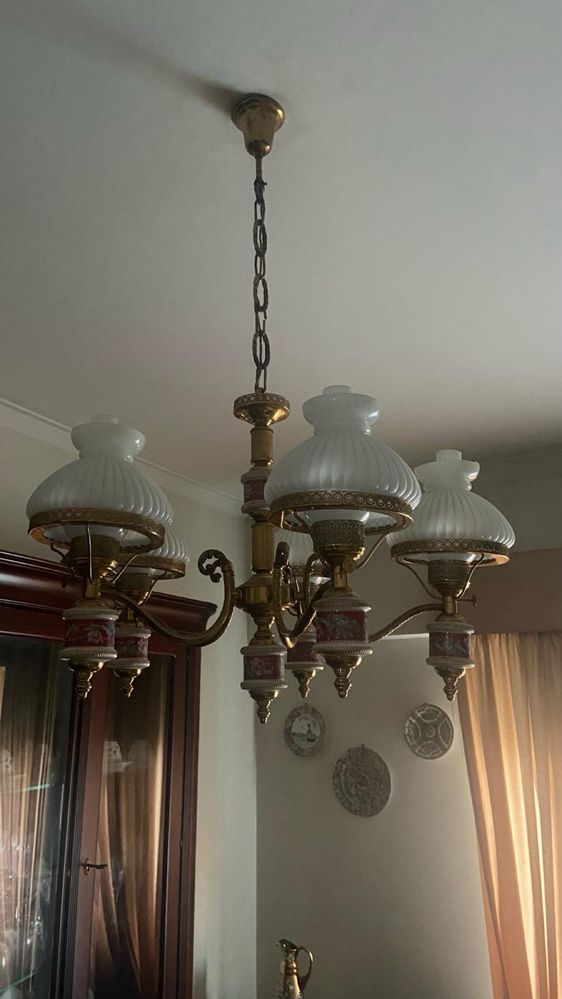 Candeeiro de tecto para sala com oferta de um aplique.