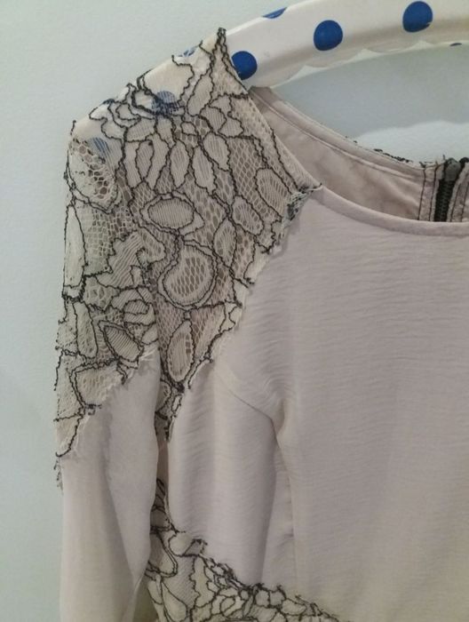 Piękną cielista sukienka z koronka TOP SHOP 40
