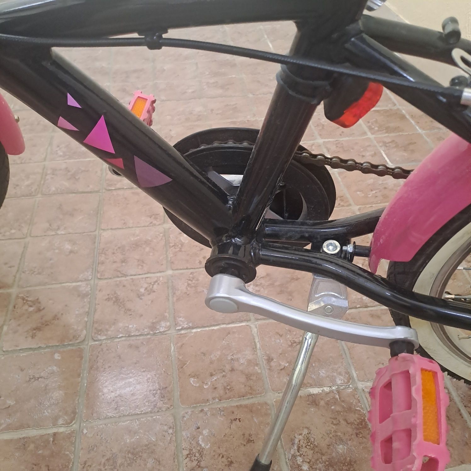 Bicicleta preta e rosa
