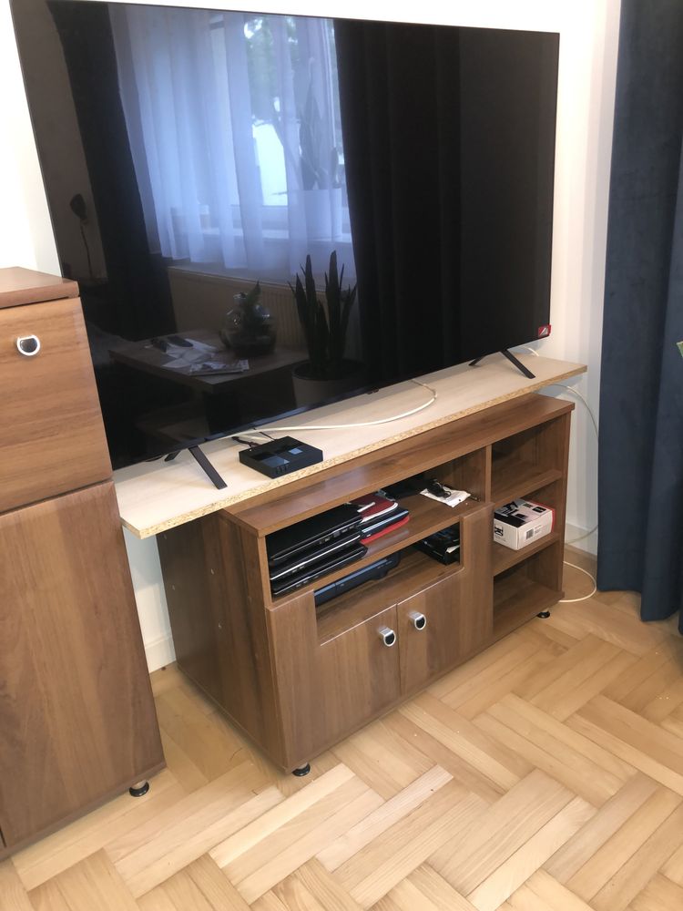 Zestaw drewnianych mebli do salonu