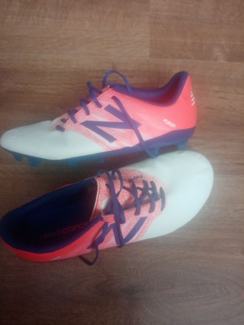 Buty sportowe piłkarskie typu korki firmy New Balance