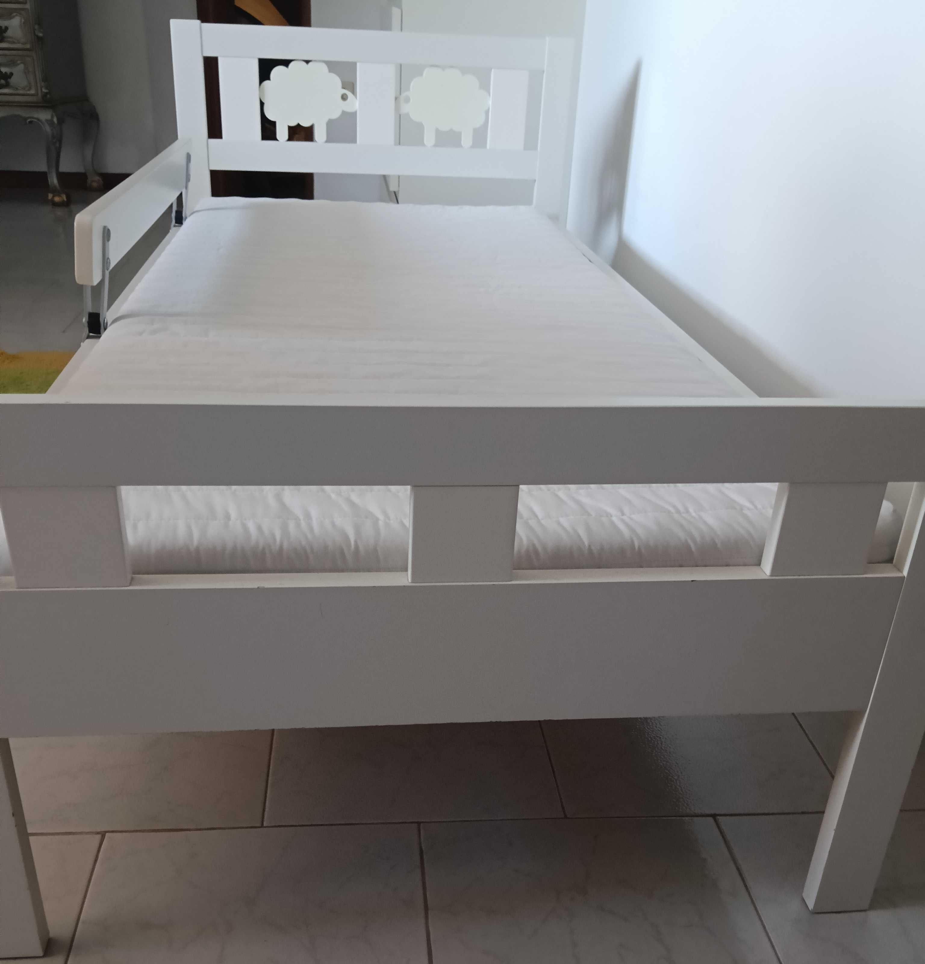 Cama infantil Ikea com colchão e proteção lateral – ótimo estado