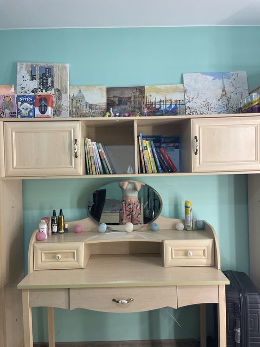 Меблі для дитяої : стіл, шкаф, вітрина, полка для книг. Дитяча