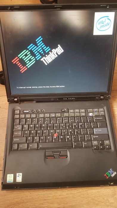 Laptop IBM ThinkPad R50e sprawny,uszczerbany plastik.