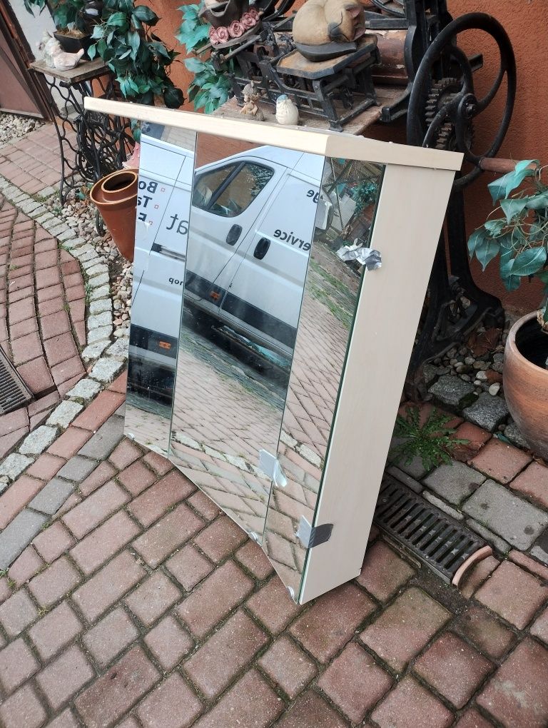Szafka łazienkowa z lustrem