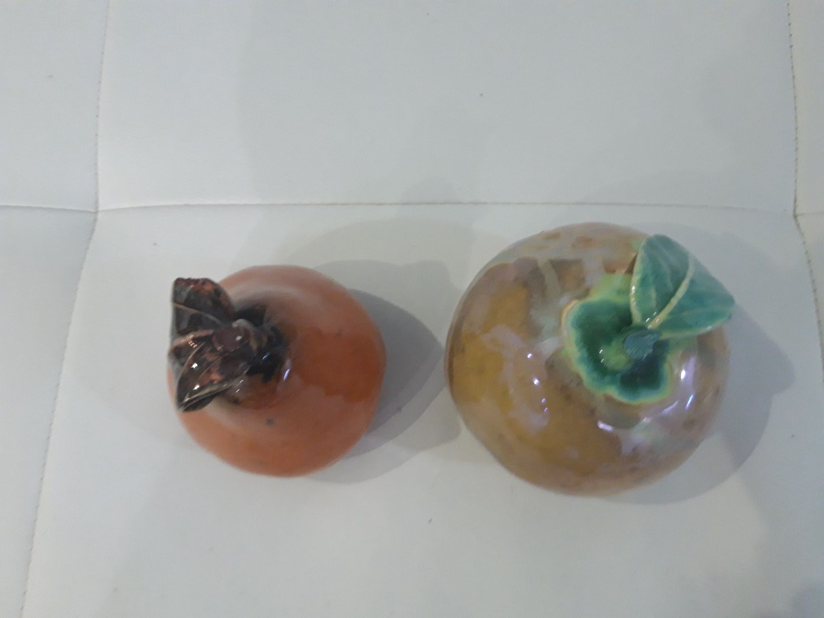 2 frutos de cerâmica decorativos (pêra e pêssego)
