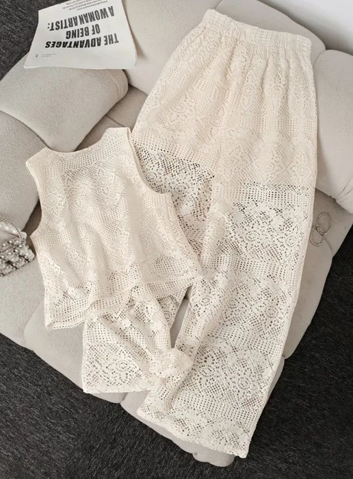 Жіночий костюм молочного кольору.