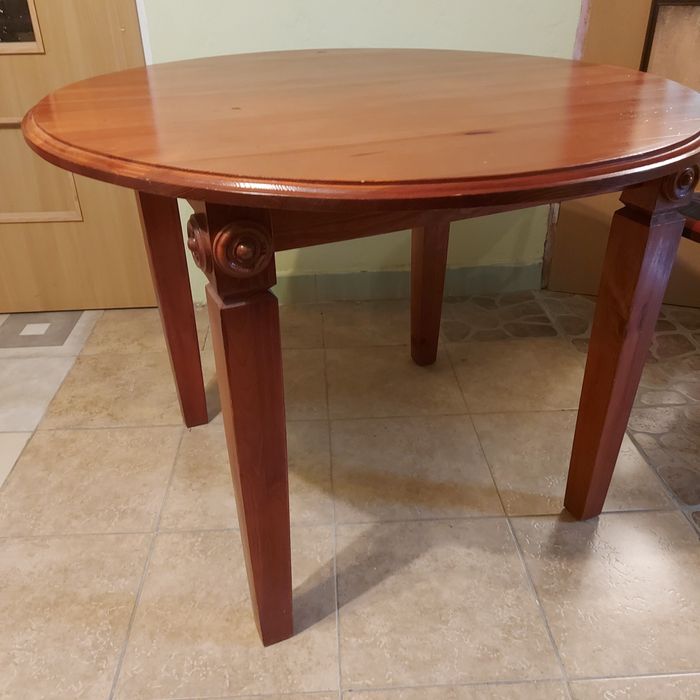 Drewniany  okrągły stół zdobiony