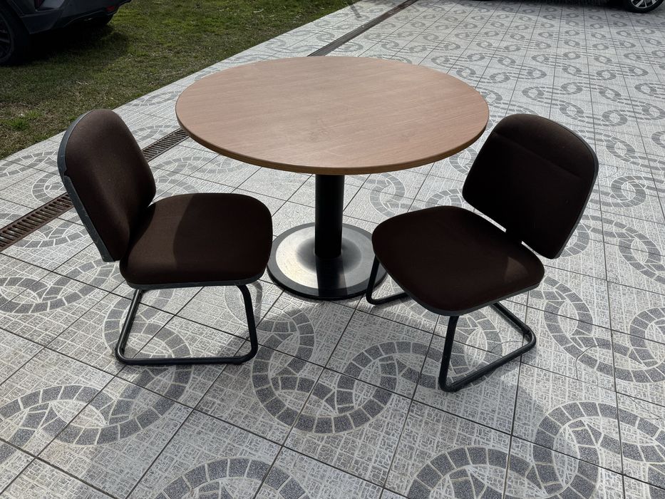 Mesa redonda com 2 cadeiras