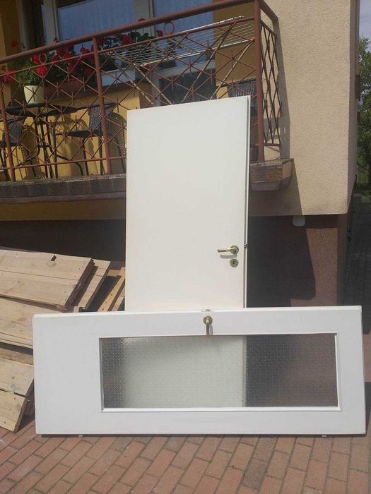 Drzwi wewnętrzne białe.