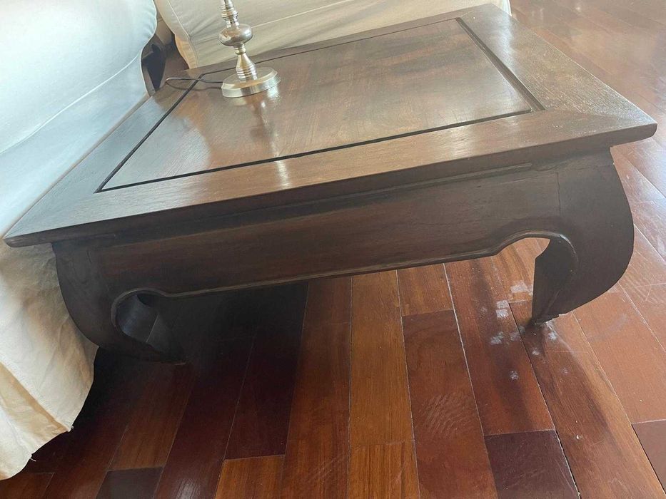 Mesa de madeira maciça de apoio a sofás