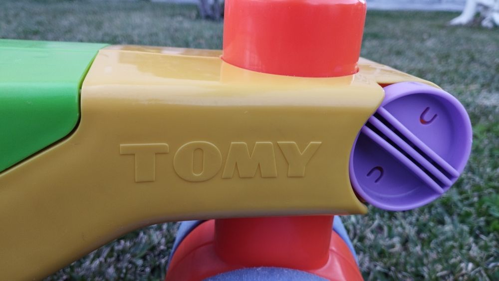 Andador/triciclo Tomy para bebé