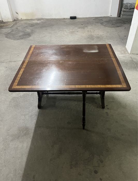 Mesa de Jantar em Mogno