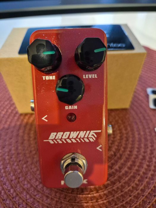 NUX Brownie Distortion — świetny efekt gitarowy