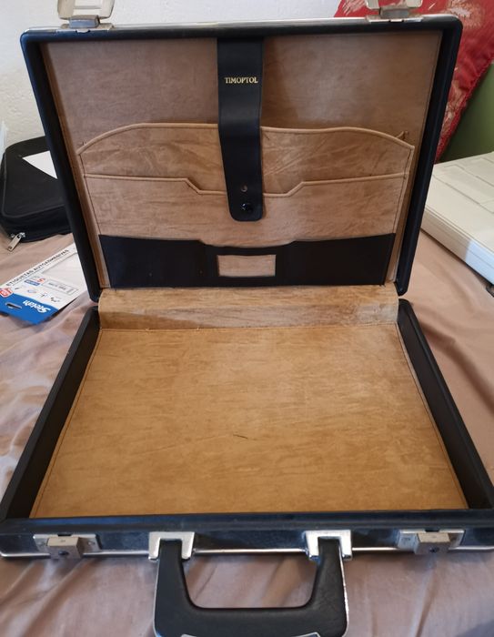 Briefcase Metálica Preta