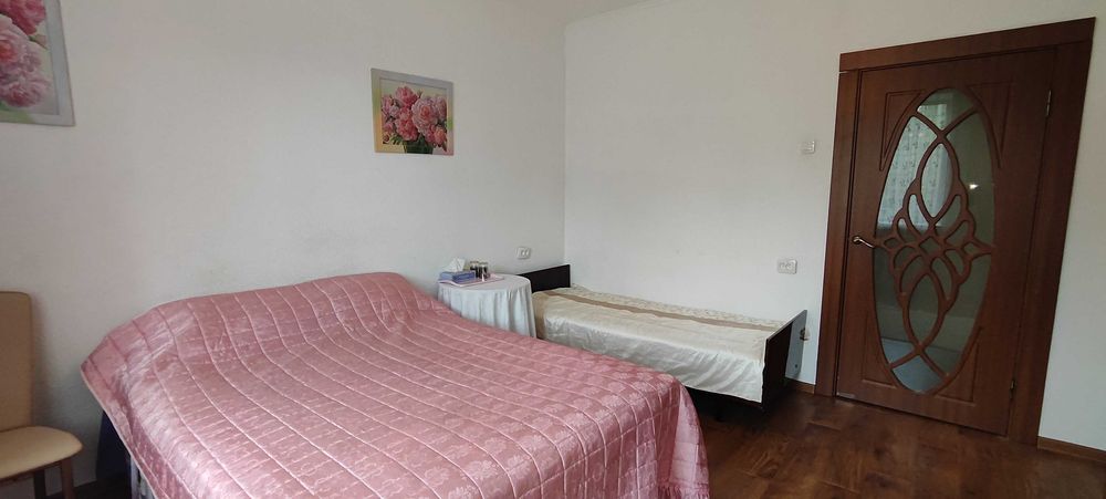 Здається будинок.4 роздільні кімнати.2 санвузли.Меблі.Побутова техніка