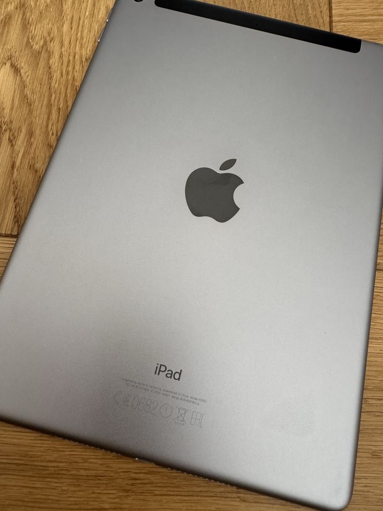 Apple iPad 5th 9,7’’ A1823 Cellular Silver + Klawiatura Logi