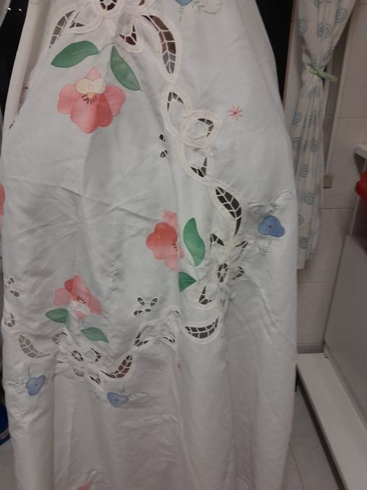 Toalha bordada em linho para mesa