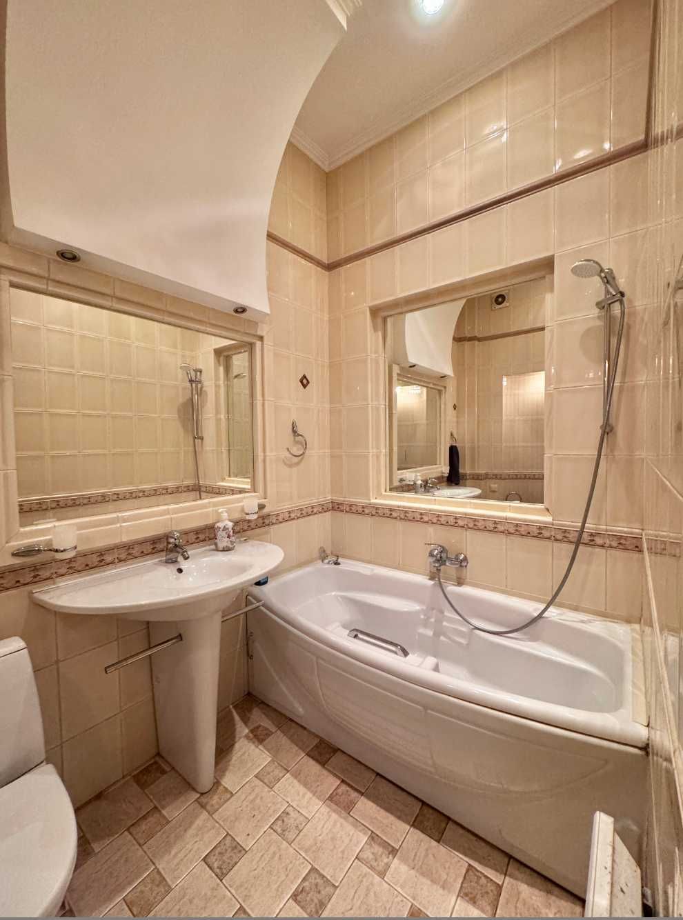В продаже 3х-комнатная квартира в центре. Возможен перевод в коммерцию