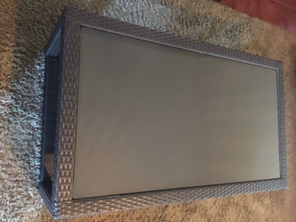 Vendo mesa de exterior em vime sintético, em excelente estado.