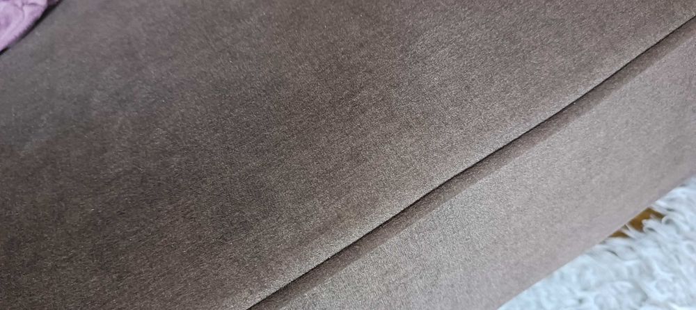 Brązowa sofa rozkładana do spania z dużym pojemnikiem na pościel