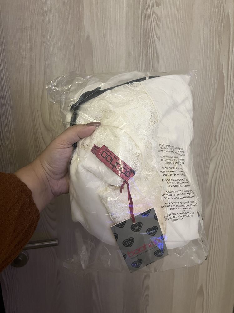Vestido Boohoo branco com renda e cinto
