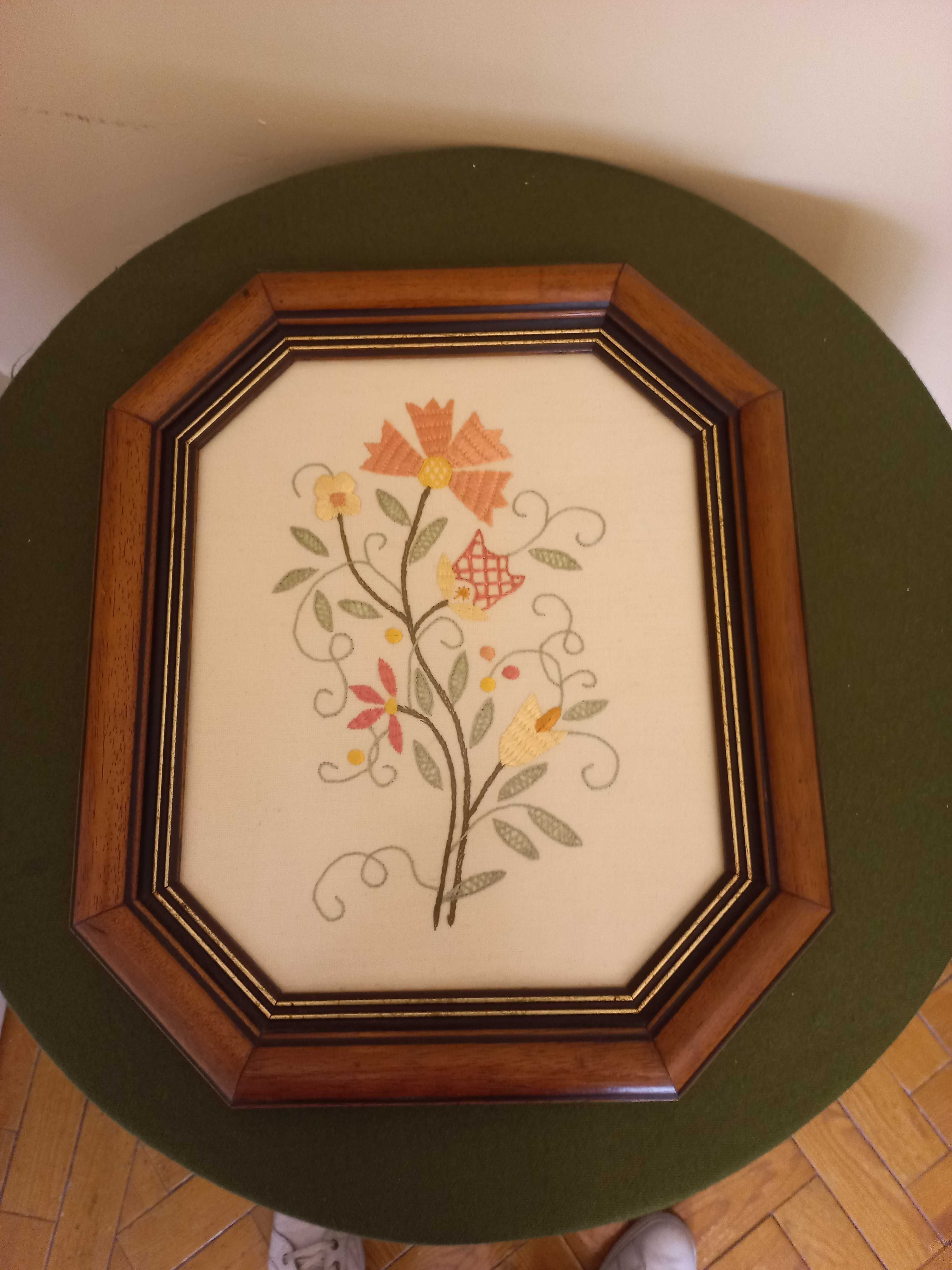 Quadro com bordado de Castelo Branco