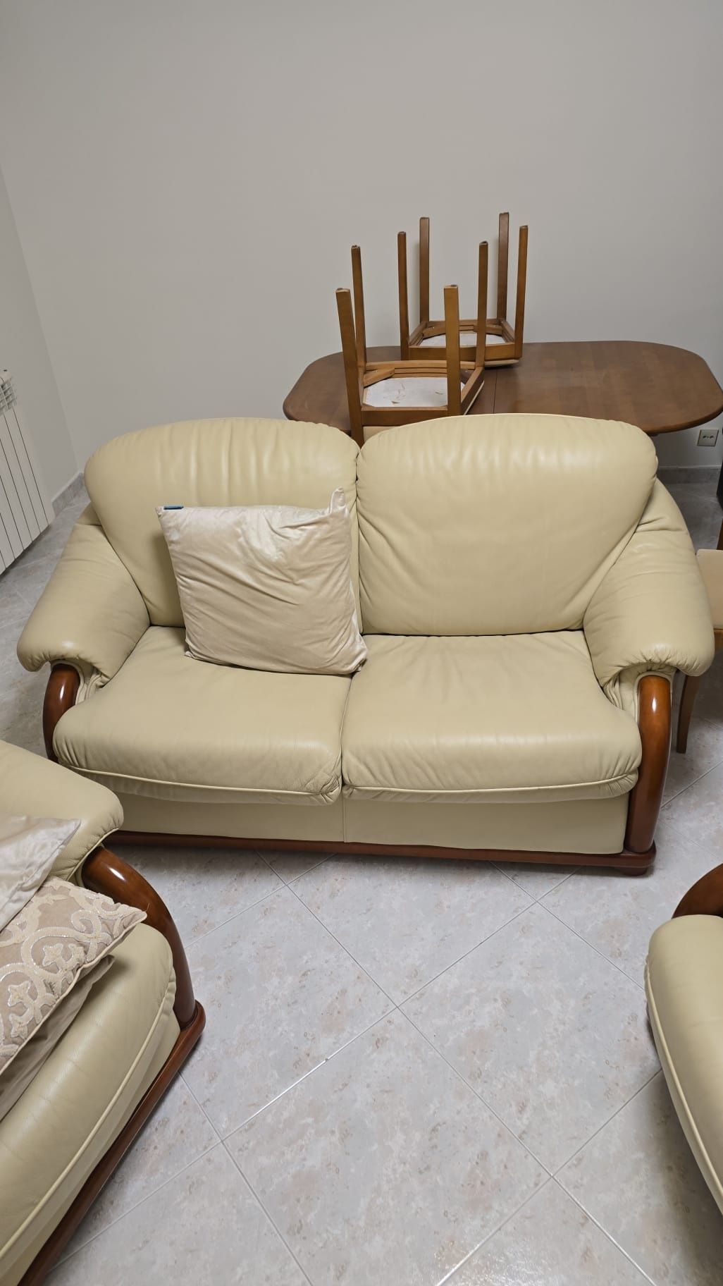 Sofa, Mesa com 4 cadeiras e Armario