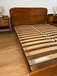 Cama de casal em madeira maciça
